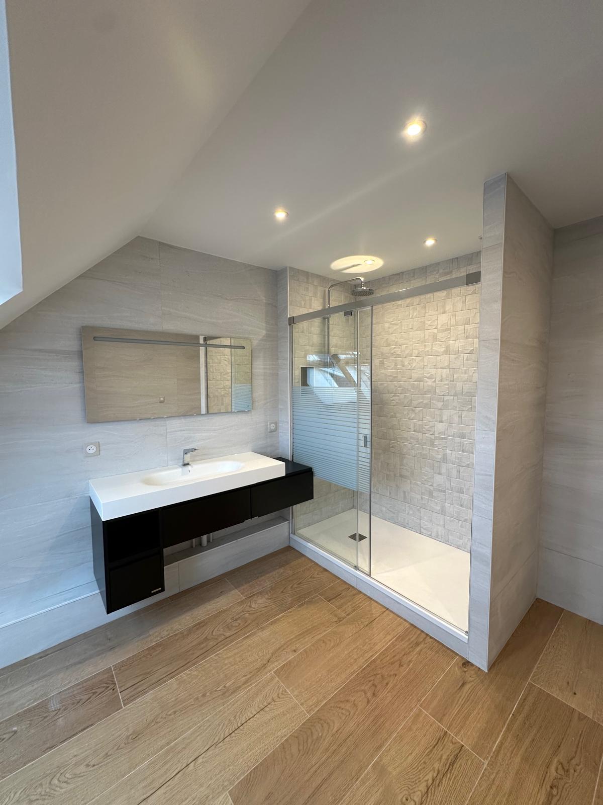 Après - Salle de bain mansardée moderne