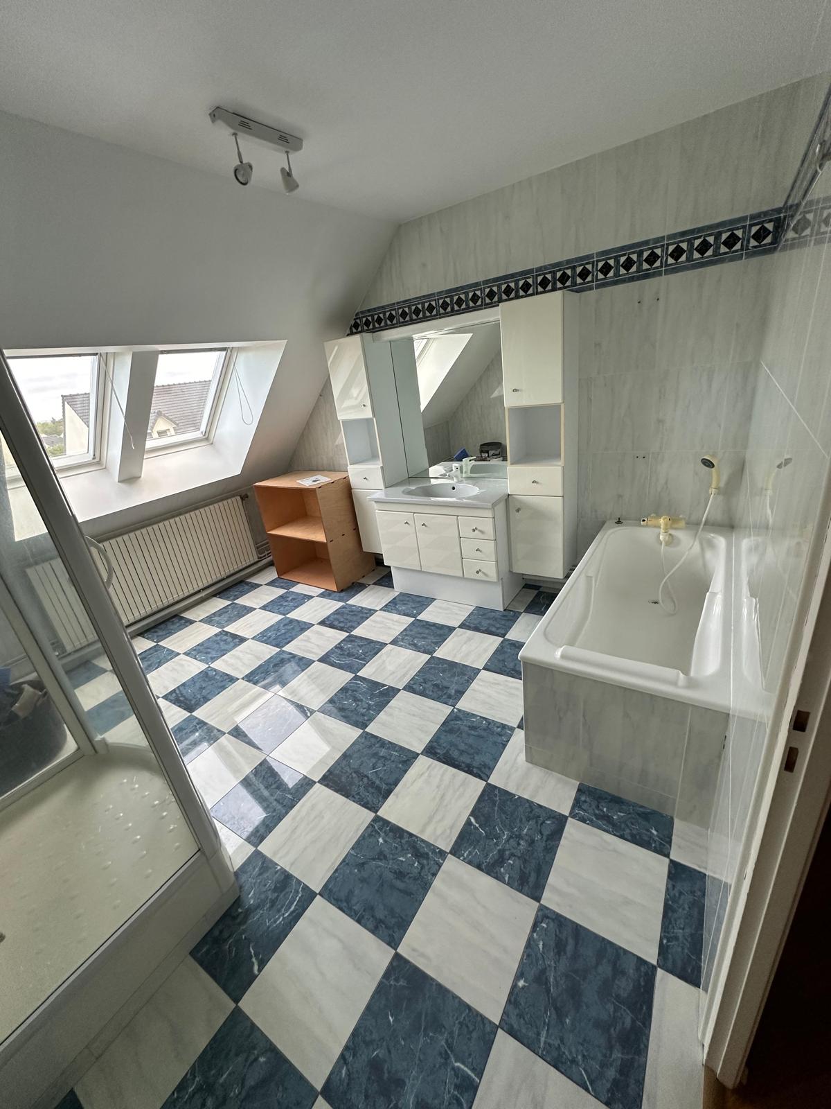 Avant - Salle de bain mansardée ancienne